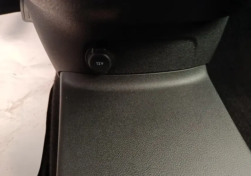 Gros plan sur la prise 12V située à l'avant de la console centrale du Citroën Berlingo blanc 2022.