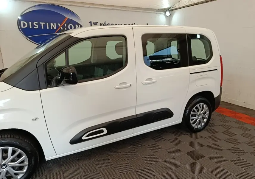 Vue de profil côté gauche du Citroën Berlingo blanc avec protections latérales noires et jantes alliage.