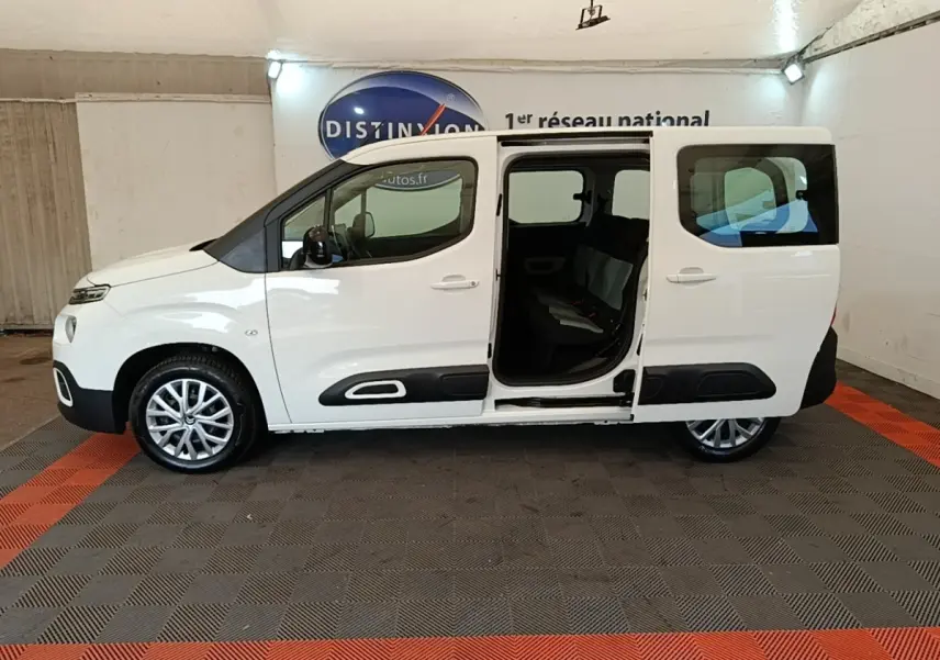 Profil droit d'un Citroën Berlingo blanc 2022 avec porte coulissante ouverte, intérieur visible et jantes alliage.