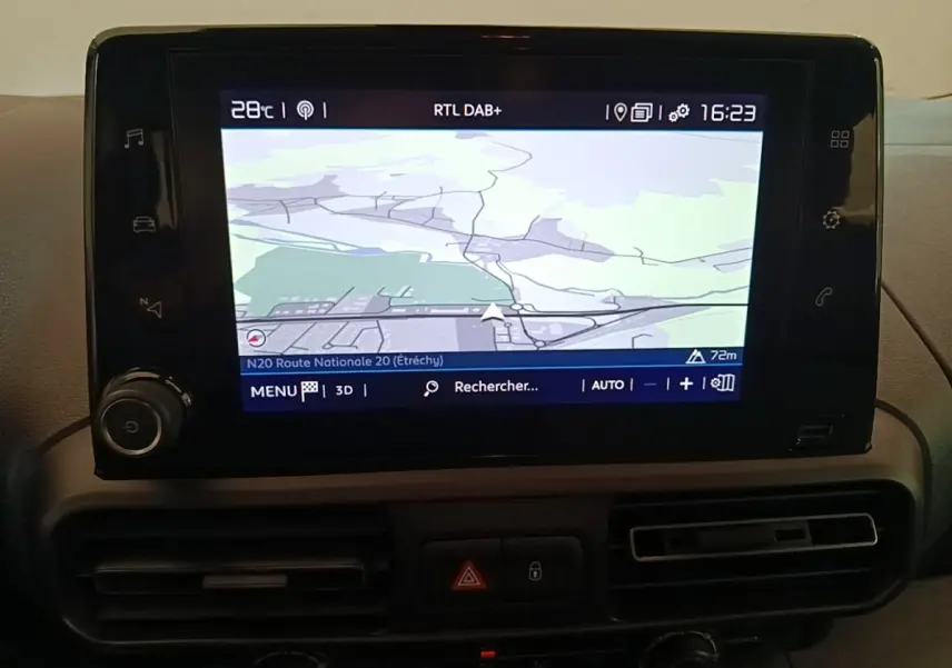 Écran tactile central du tableau de bord du Citroën Berlingo 2022 affichant la navigation GPS.