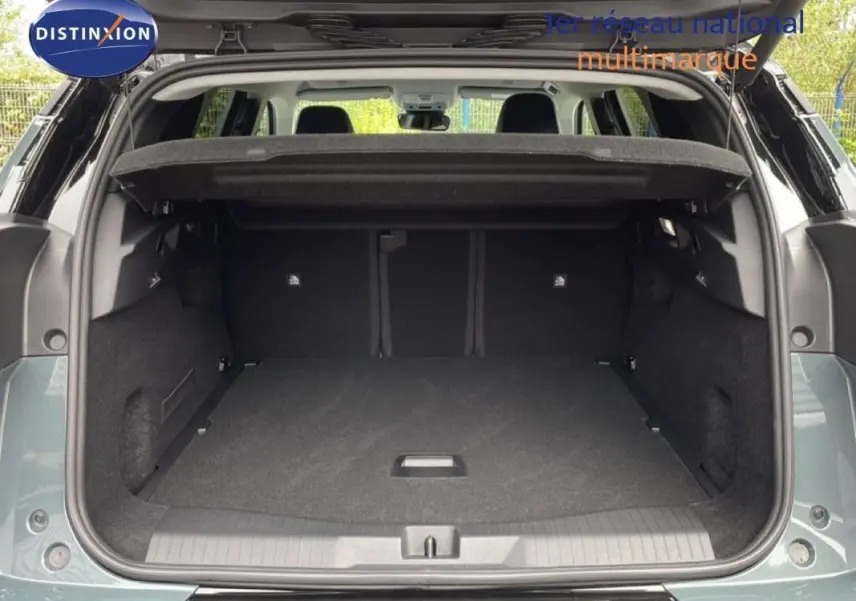 Coffre ouvert vu de l'arrière du Citroën C5 Aircross Hybrid 145 vert Astoria avec toit noir, montrant un espace de chargement spacieux.