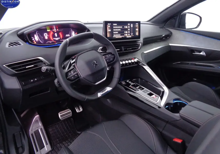 Intérieur Peugeot 3008 2023 vu côté conducteur, avec tableau de bord numérique et finitions noires élégantes.