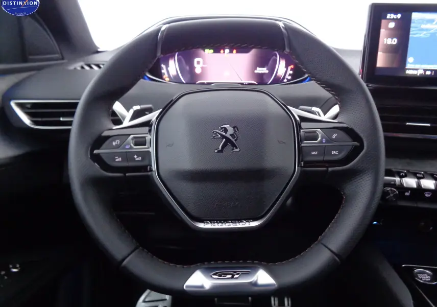 Vue rapprochée du volant cuir noir avec logo Peugeot et badge GT du Peugeot 3008 gris platinium 2023.