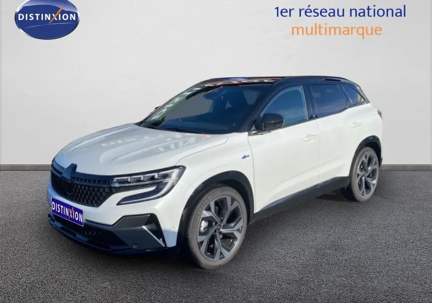 Renault Austral blanc nacré avec toit noir en 3/4 avant droit sur fond neutre, soulignant ses jantes modernes.