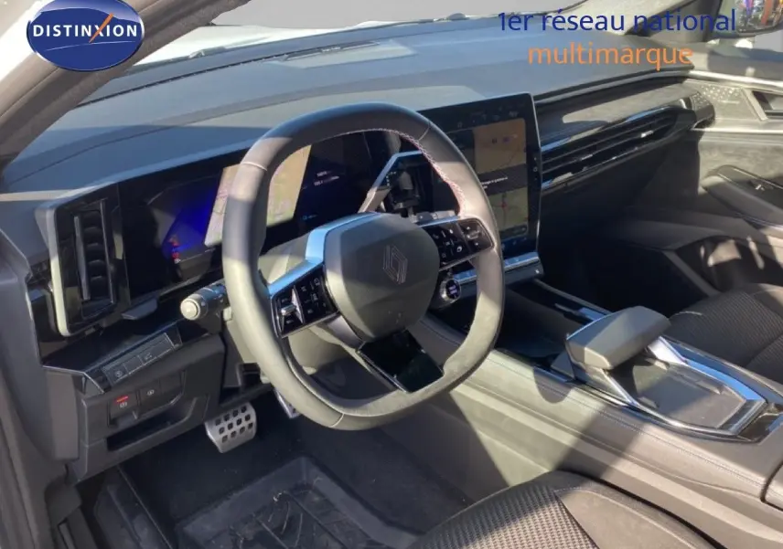 Vue intérieure côté conducteur du Renault Austral 2024, tableau de bord moderne avec écran tactile vertical et volant multifonction noir.
