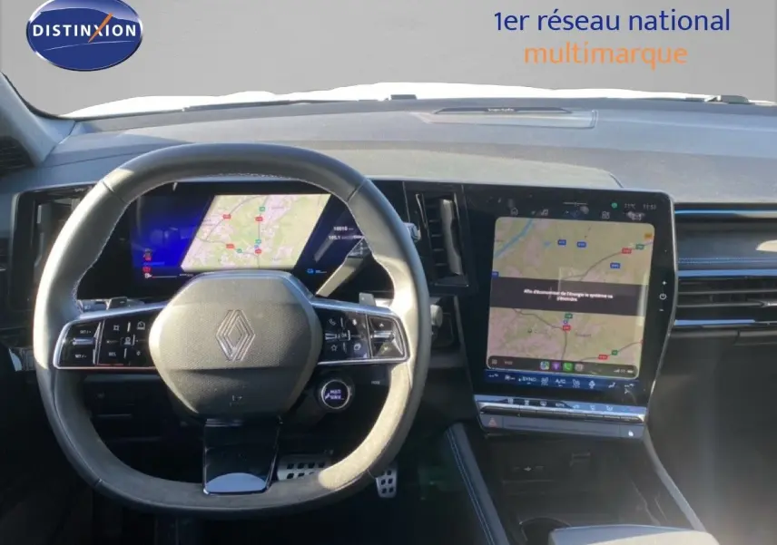 Intérieur Renault Austral E-Tech 2024 vu du poste de conduite, volant multifonction et écran tactile central affichant une carte.
