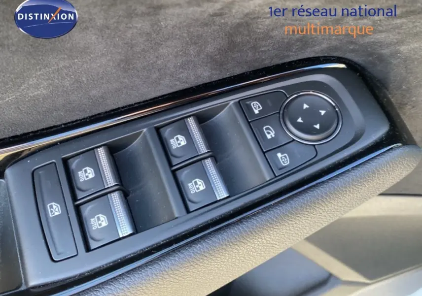 Panneau de commandes des vitres et rétroviseurs côté conducteur du Renault Austral blanc nacré avec toit noir, 2024.