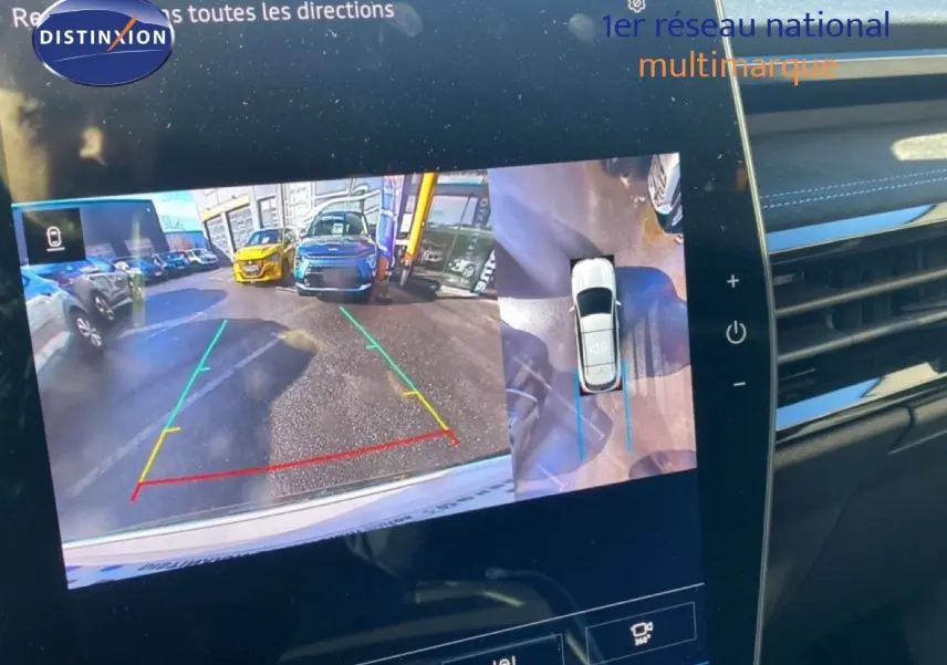 Vue intérieure sur l'écran multimédia affichant la caméra de recul du Renault Austral blanc nacré au toit noir.
