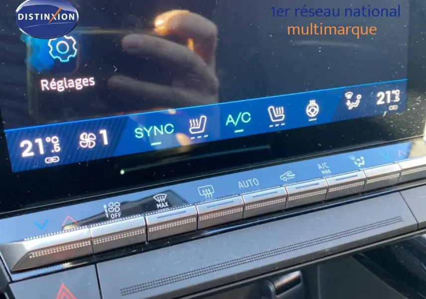 Écran tactile du système de climatisation du Renault Austral 2024 avec commandes digitales et affichage bleu.