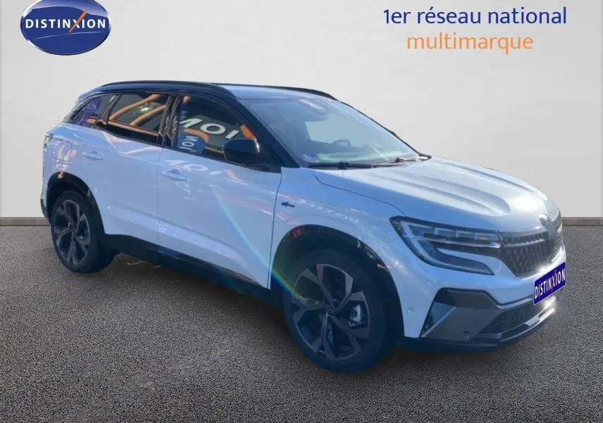 Renault Austral E-Tech hybride blanc nacré avec toit noir, vue 3/4 avant côté gauche sur fond neutre.