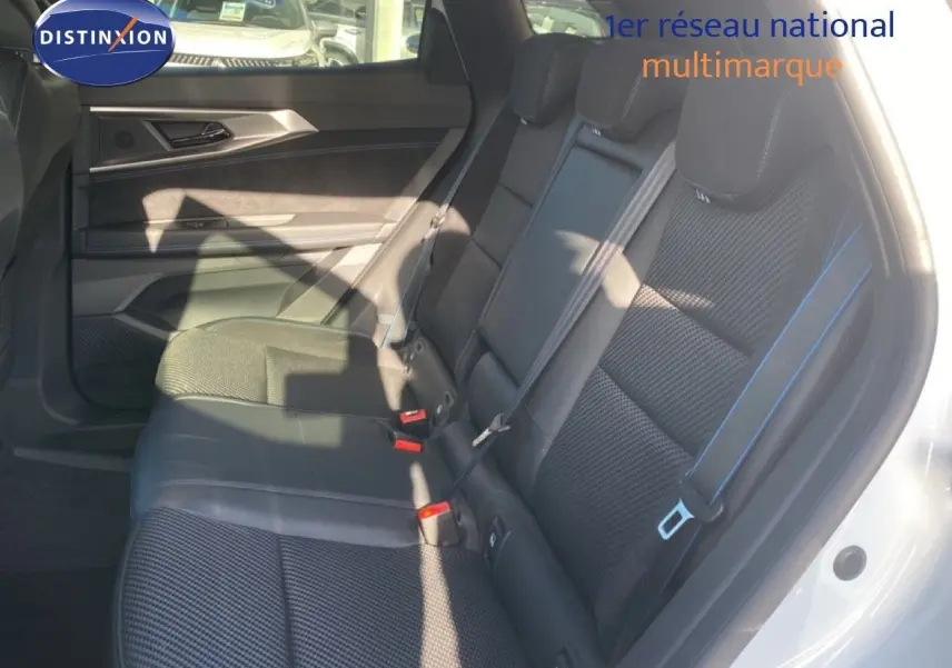 Vue côté gauche des sièges arrière noirs en tissu et cuir du Renault Austral blanc nacré toit noir 2024 E-Tech Hybrid Iconic