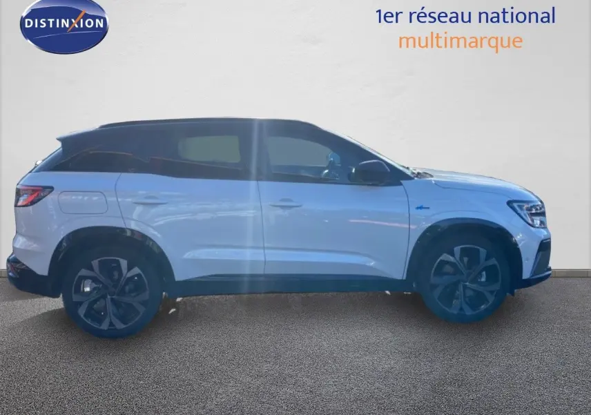 Profil droit du Renault Austral blanc nacré avec toit noir, mettant en valeur ses jantes et lignes modernes.