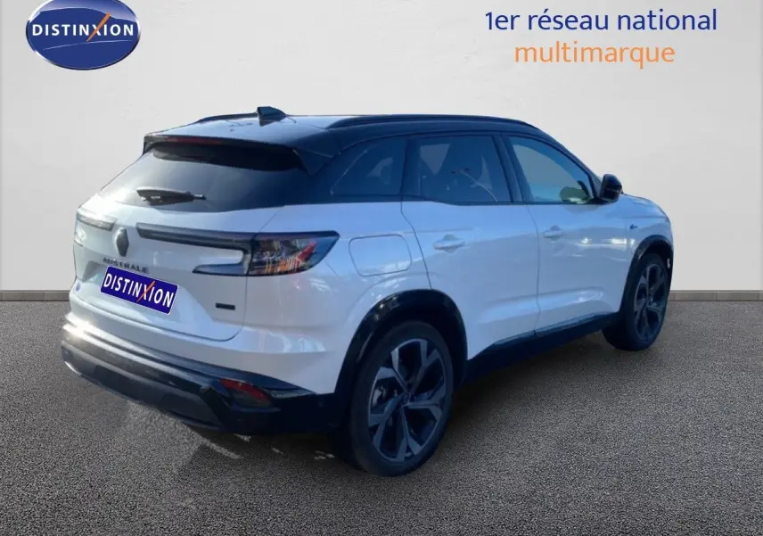 Renault Austral E-Tech Full Hybrid 200 Iconic Esprit Alpine blanc nacré, vue 3/4 arrière côté droit, toit noir.