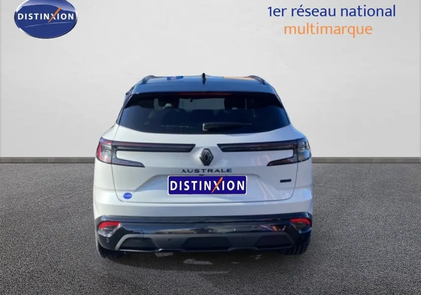 Vue arrière d'un Renault Austral blanc nacré avec toit noir, mettant en valeur ses feux horizontaux et son hayon épuré.