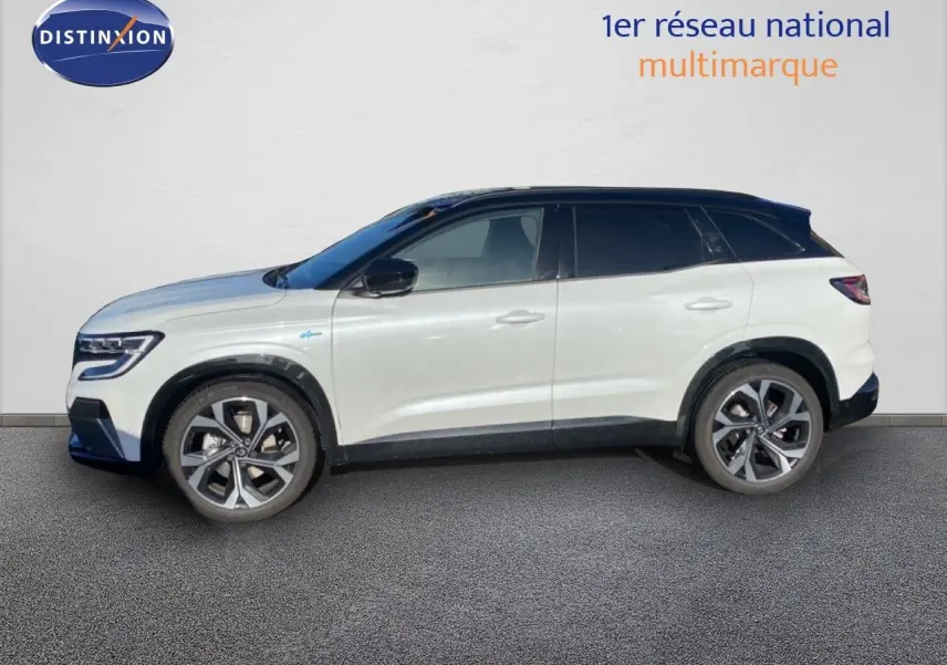 Renault Austral E-Tech hybride blanc nacré avec toit noir, vue profil côté gauche sur fond neutre.