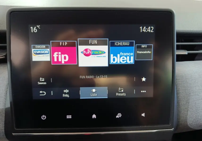 Écran tactile central de la Renault Clio Evolution Blue dCi 100 2025 affichant les stations radio, vue intérieure frontale.