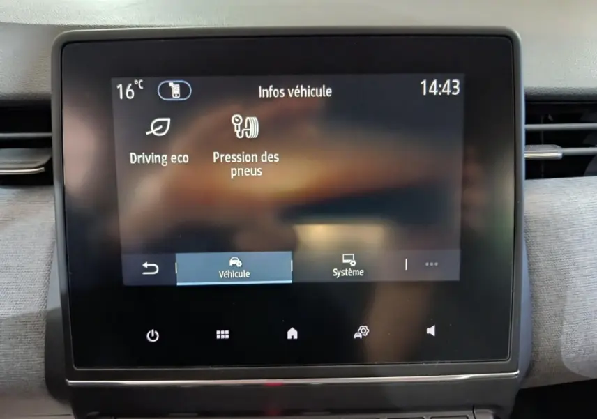 Écran tactile central affichant les infos véhicule dans l’habitacle gris clair de la Renault Clio 2025.