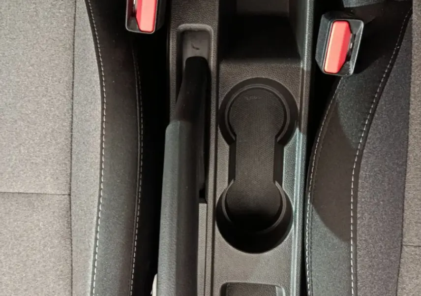 Vue plongeante sur la console centrale noire et les sièges gris foncé de la Renault Clio Evolution Blue dCi 100 de 2025.