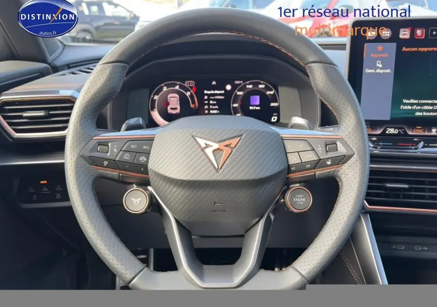Vue intérieure centrée sur le volant cuir perforé gris avec logo CUPRA et tableau de bord numérique du Formentor 2.0 TDI 2026.