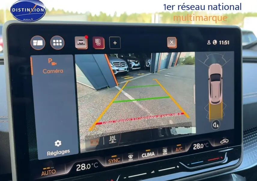 Écran tactile affichant la caméra de recul et l’aide au stationnement du CUPRA Formentor gris Graphene, vue intérieure.