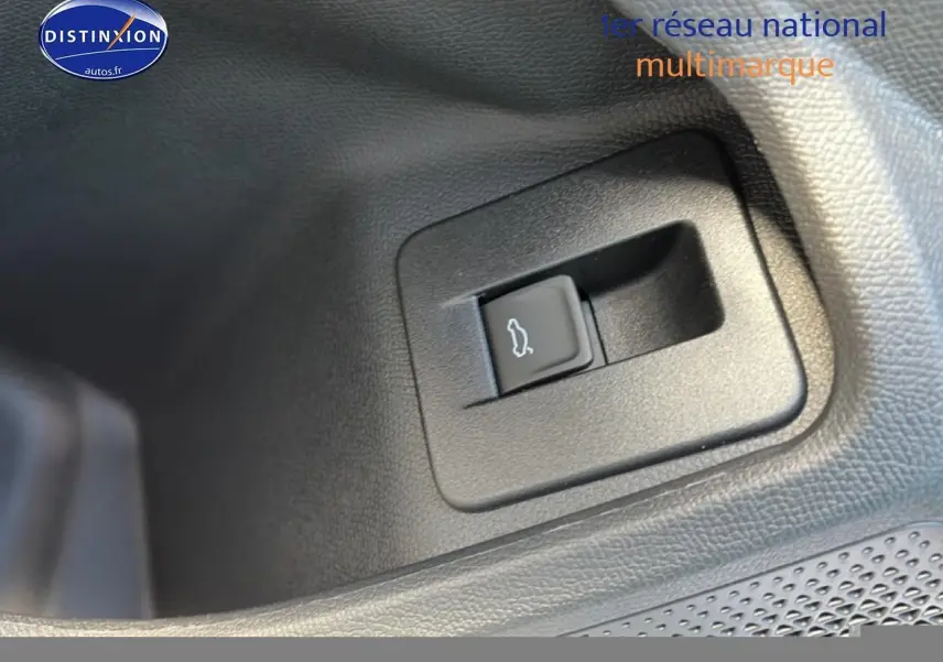 Gros plan sur le bouton d'ouverture du coffre dans l'habitacle du CUPRA Formentor gris Graphene.