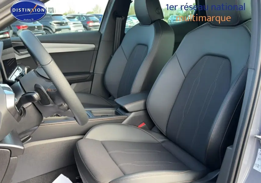 Vue intérieure côté conducteur du CUPRA Formentor 2.0 TDI 150 gris graphene, sièges sport en cuir et tissu noir.