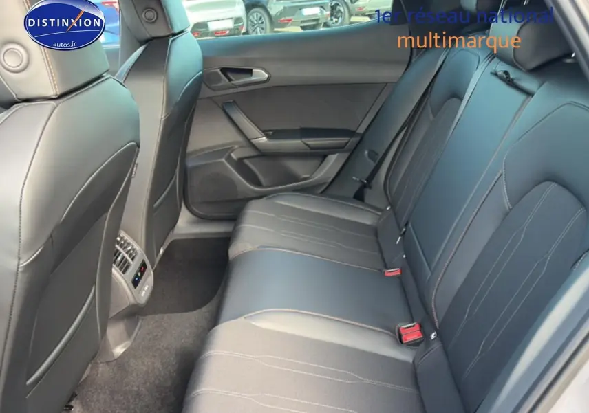 Vue intérieure côté droit des sièges arrière en cuir noir du CUPRA Formentor gris graphene 2026.