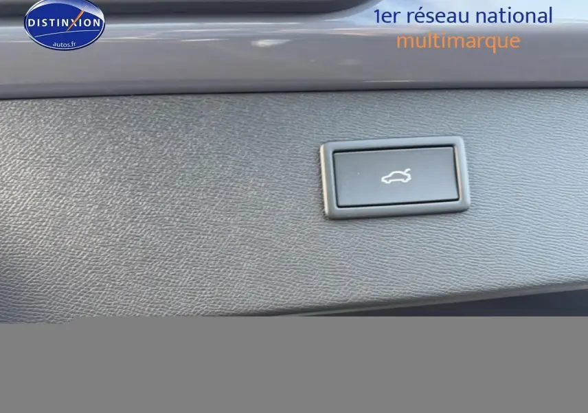 Bouton d'ouverture électrique du coffre sur panneau intérieur gris du CUPRA Formentor gris graphene, vue rapprochée.