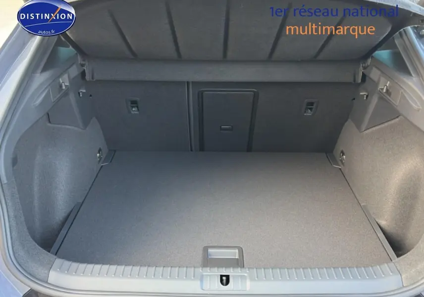 Coffre ouvert du CUPRA Formentor gris graphene, vue intérieure montrant un espace de rangement propre et spacieux.