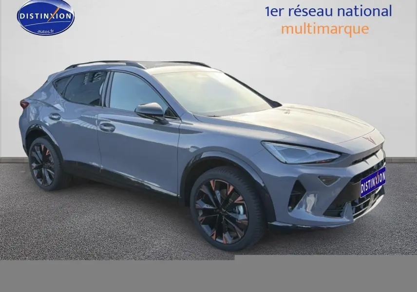 Vue 3/4 avant droit d'un CUPRA Formentor gris graphene avec jantes noires et détails cuivrés.