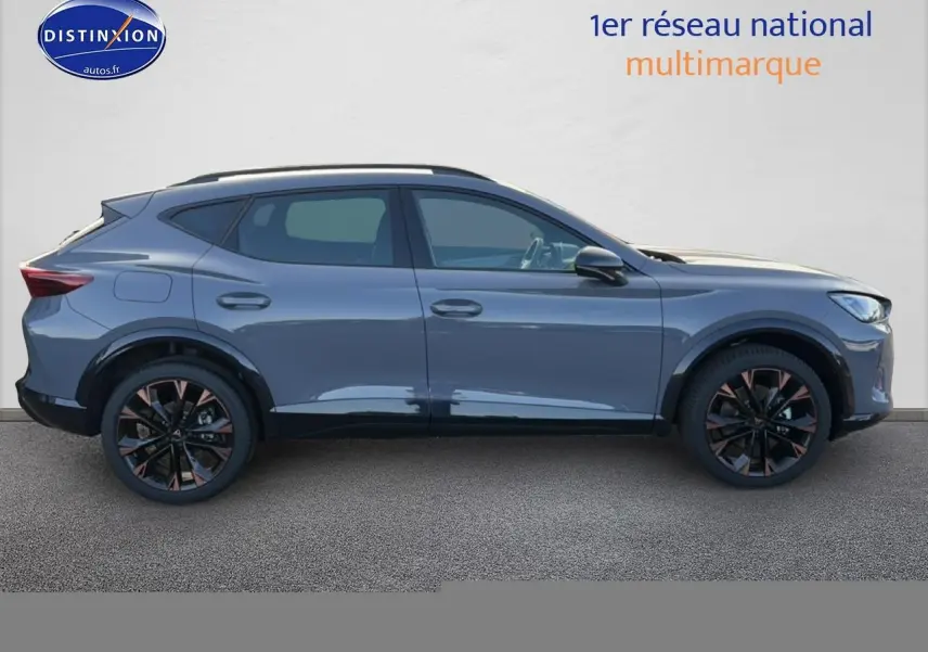 Vue latérale droite d'un CUPRA Formentor gris graphene avec jantes noires et cuivrées sur fond neutre.