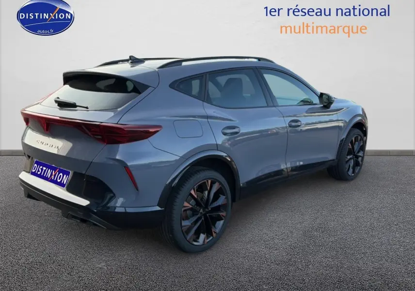 Vue 3/4 arrière droite d'une CUPRA Formentor gris graphene avec jantes noires et détails cuivrés.