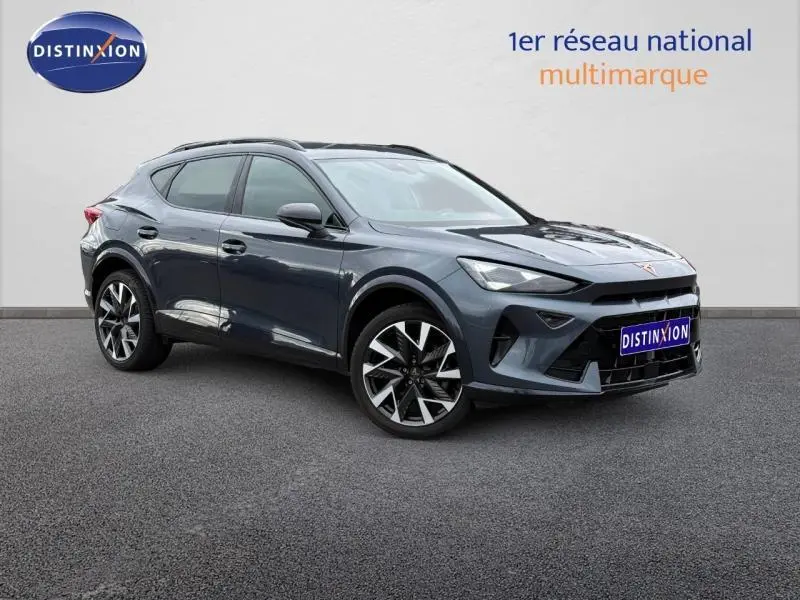 Vue 3/4 avant droite d'un CUPRA Formentor 1.5 eTSI Hybrid 2025 en gris magnétique mat avec jantes noires et argentées.