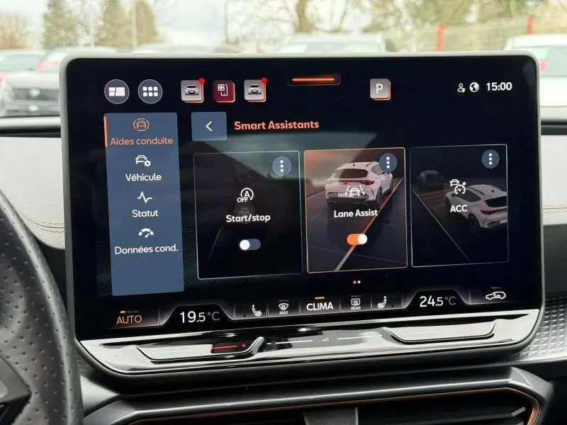 Écran tactile central du CUPRA Formentor 2025 montrant les assistants de conduite, avec interface moderne et commandes climatiques.