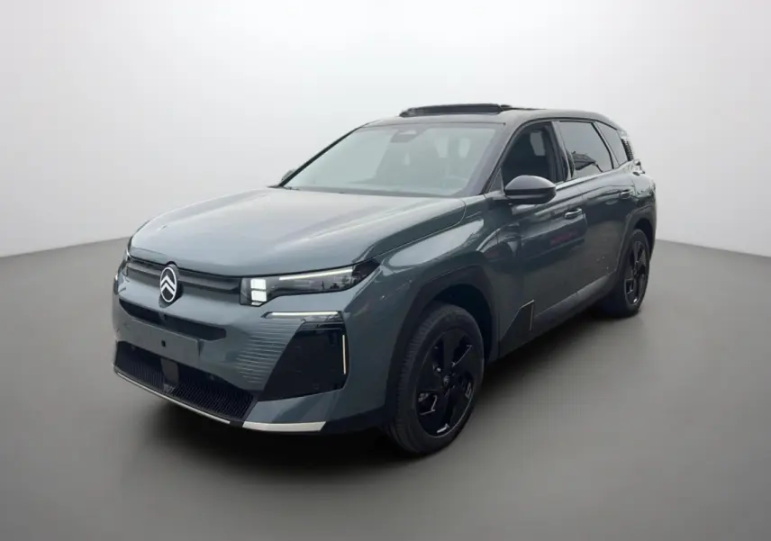 Vue 3/4 avant du Citroën C5 Aircross 2026 vert Astoria avec toit noir et jantes noires en studio.