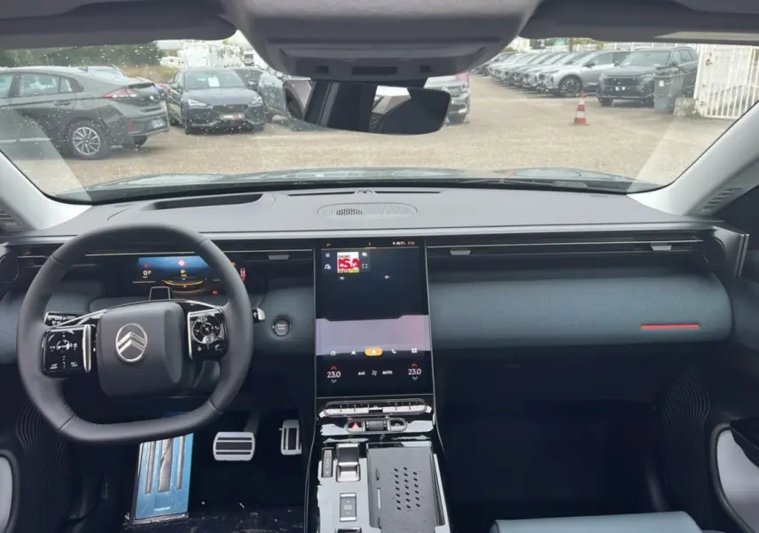 Vue intérieure avant du Citroën C5 Aircross New Hybrid 2026, tableau de bord moderne avec écran tactile vertical et volant multifonctions.