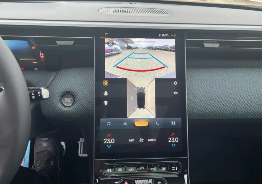 Vue intérieure centrée sur l'écran tactile affichant la caméra 360° du Citroën C5 Aircross New Hybrid 2026.