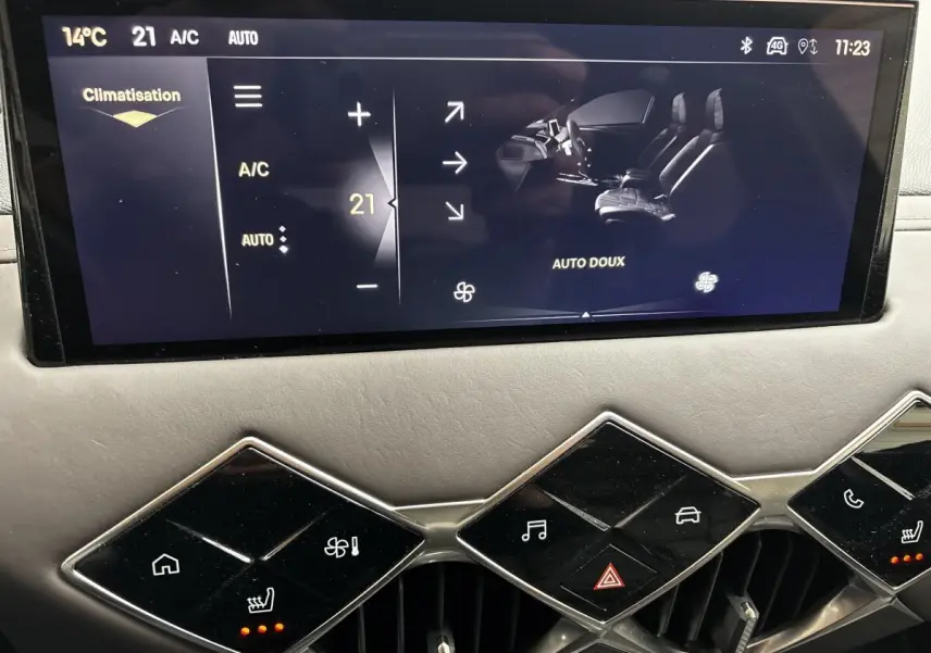 Écran tactile central du tableau de bord du DS3 2024 affichant la climatisation à 21°C avec commandes tactiles en losange.