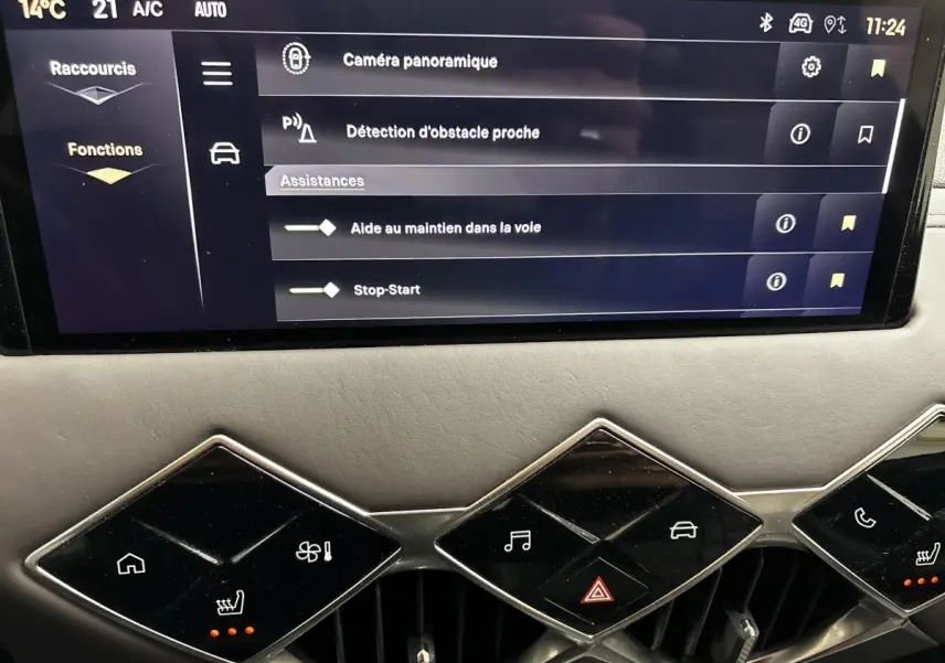 Écran tactile central du DS3 2024 affichant les assistances à la conduite, avec commandes climatisation et sièges chauffants.