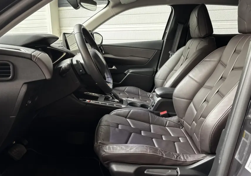 Vue intérieure côté conducteur du DS3 2024, sièges en cuir gris foncé avec volant multifonctions et console centrale moderne.