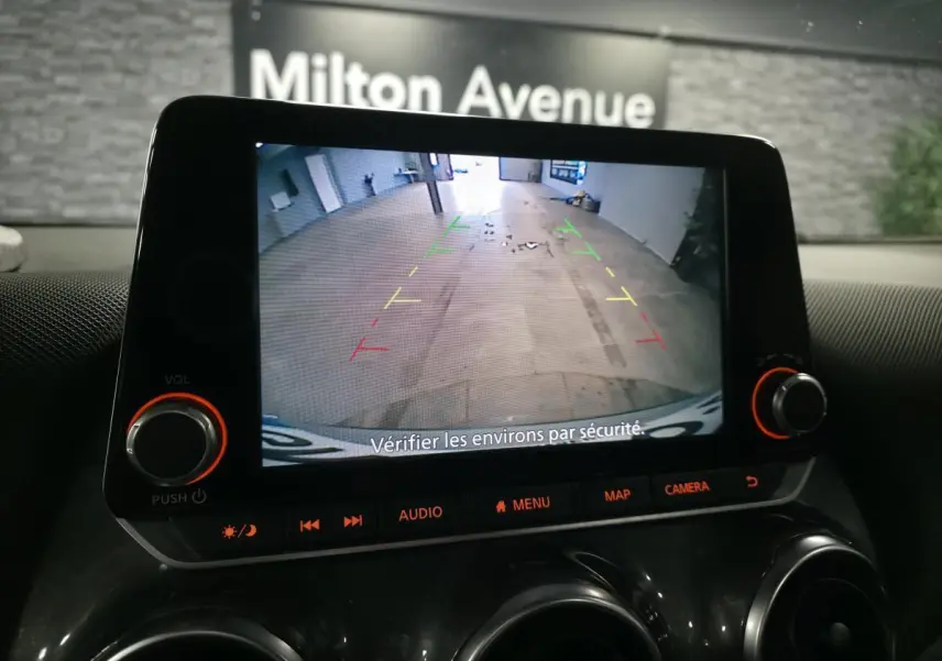 Écran tactile du système multimédia Nissan JUKE 2023 montrant la caméra de recul avec guidage coloré.