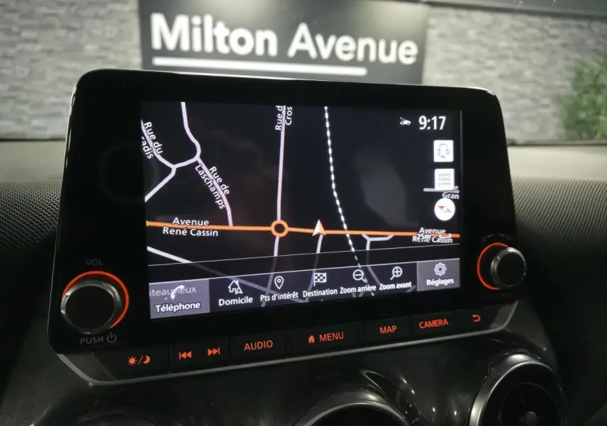 Écran tactile 8 pouces du système de navigation NissanConnect affichant une carte GPS dans un Nissan Juke gris.