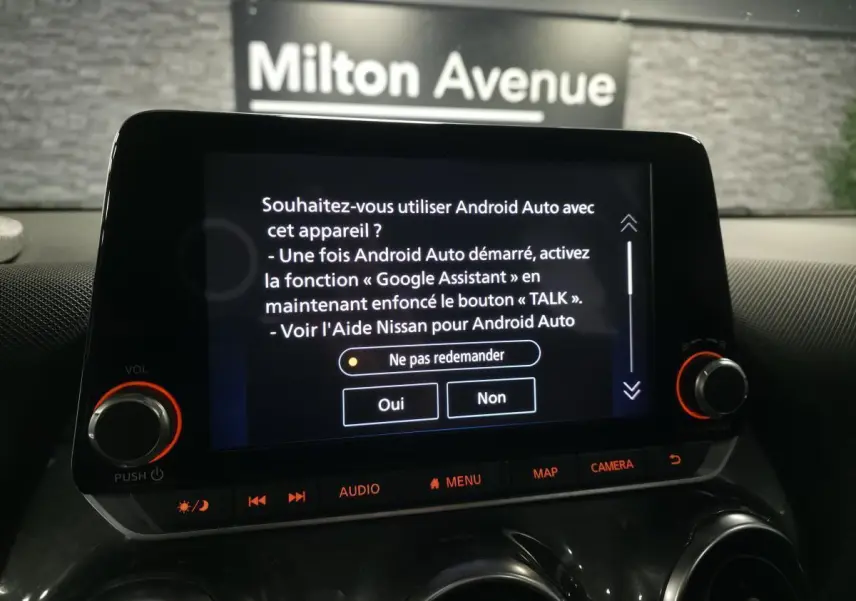 Écran tactile 8 pouces du système multimédia Nissan Juke 2023 affichant l'interface Android Auto.