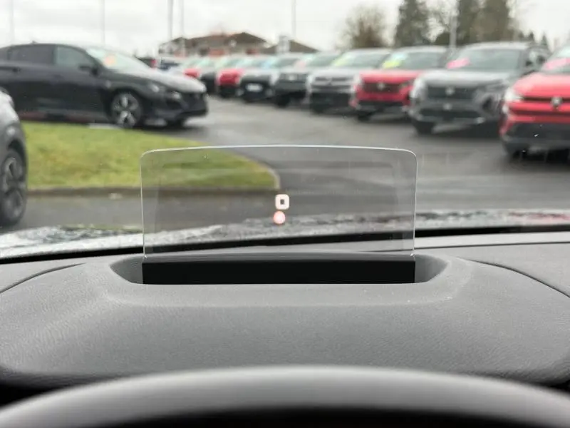 Affichage tête haute en transparence sur le tableau de bord d'une Citroën C4 X gris, vue depuis l'intérieur avant.