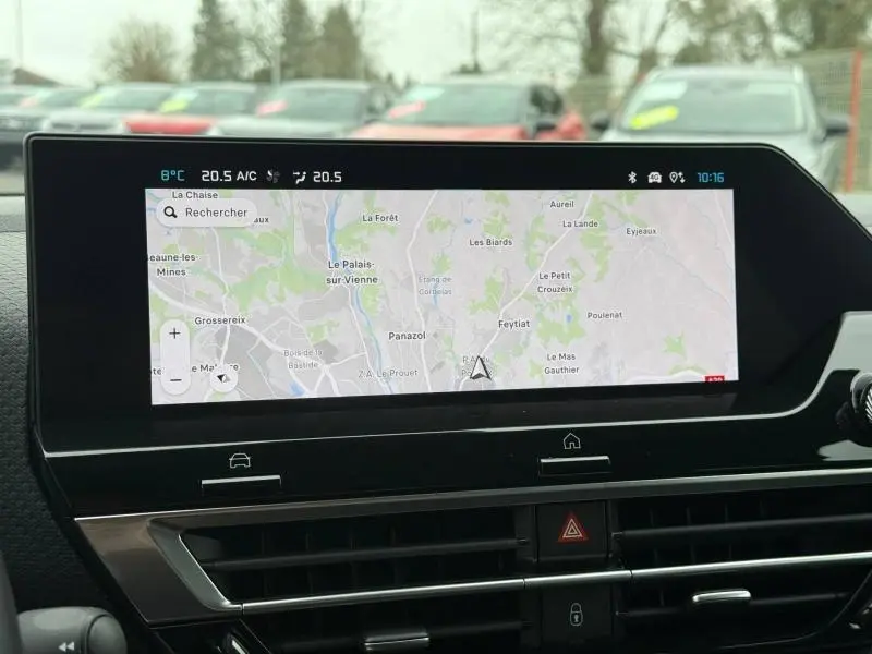 Vue intérieure du tableau de bord du Citroën C4 X 2024 avec écran tactile affichant une carte de navigation.