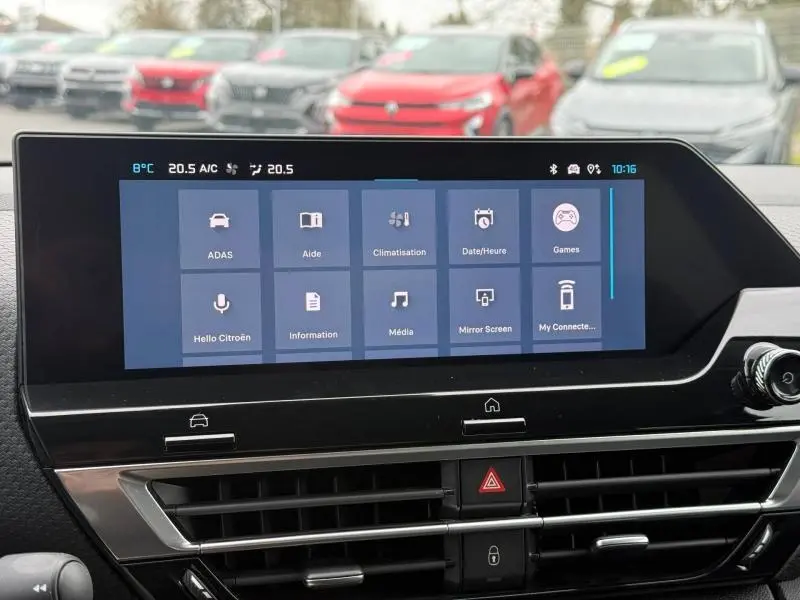 Tableau de bord de Citroën C4 X gris 2024, vue frontale centrée sur l'écran tactile multimédia allumé.