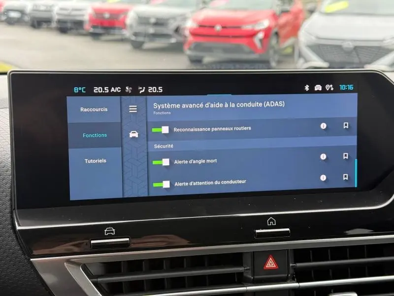 Écran tactile intérieur de la Citroën C4 X 2024 affichant les aides avancées à la conduite, vue frontale du tableau de bord.