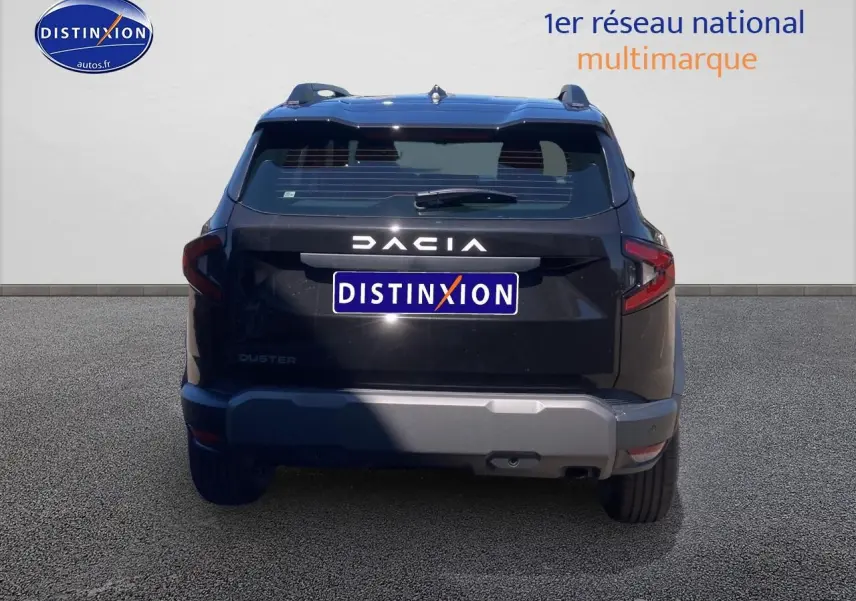 Vue arrière d'un Dacia Duster noir 2025 avec barres de toit et feux arrière LED distinctifs.