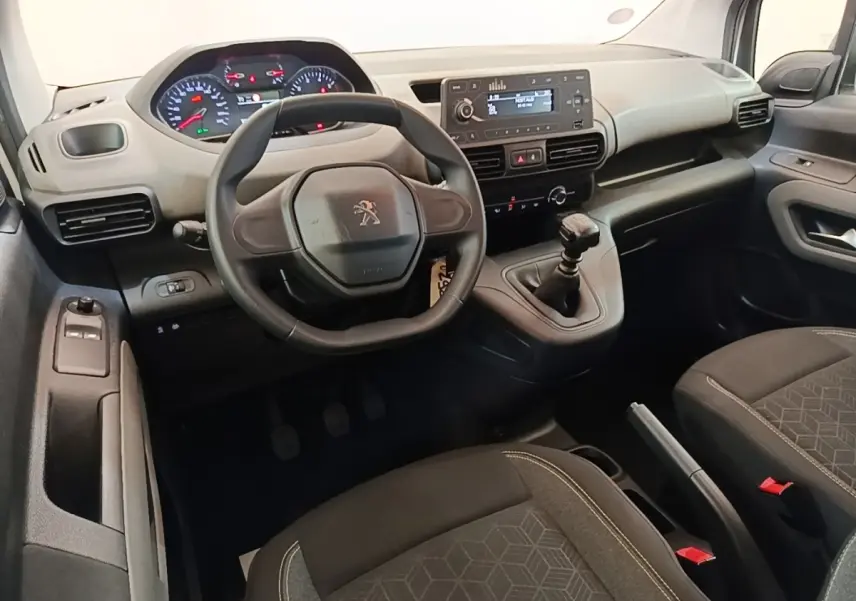 Vue intérieure avant du Peugeot Rifter 2020 PureTech 110, montrant le volant, tableau de bord et levier de vitesses manuelle.
