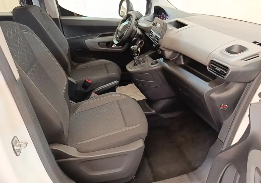 Intérieur avant du Peugeot Rifter blanc 2020, vue côté conducteur montrant sièges et tableau de bord.